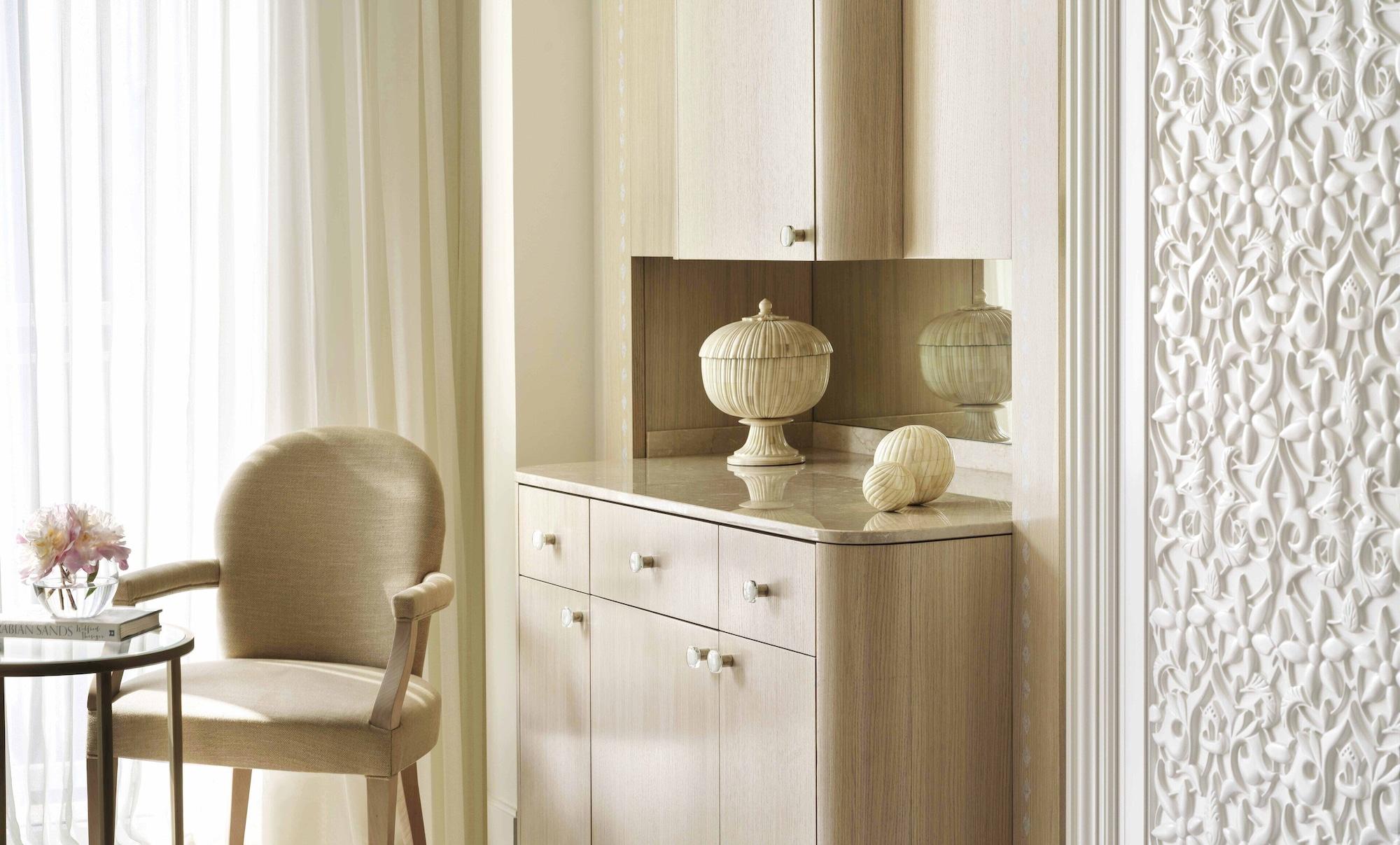 Four Seasons Hotel Doha Exterior foto A modern sideboard