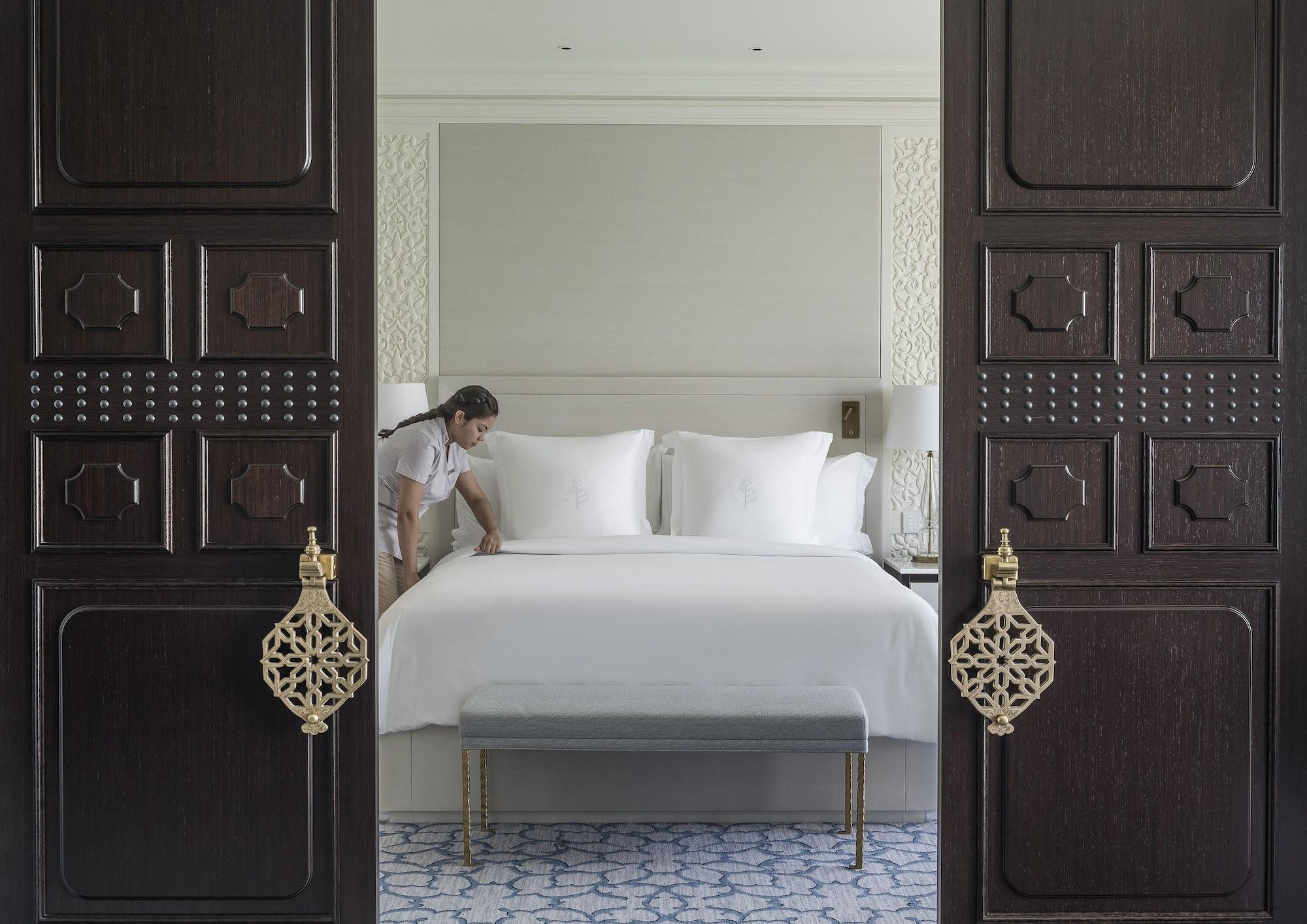 Four Seasons Hotel Doha Exterior foto A guest room at the hotel
