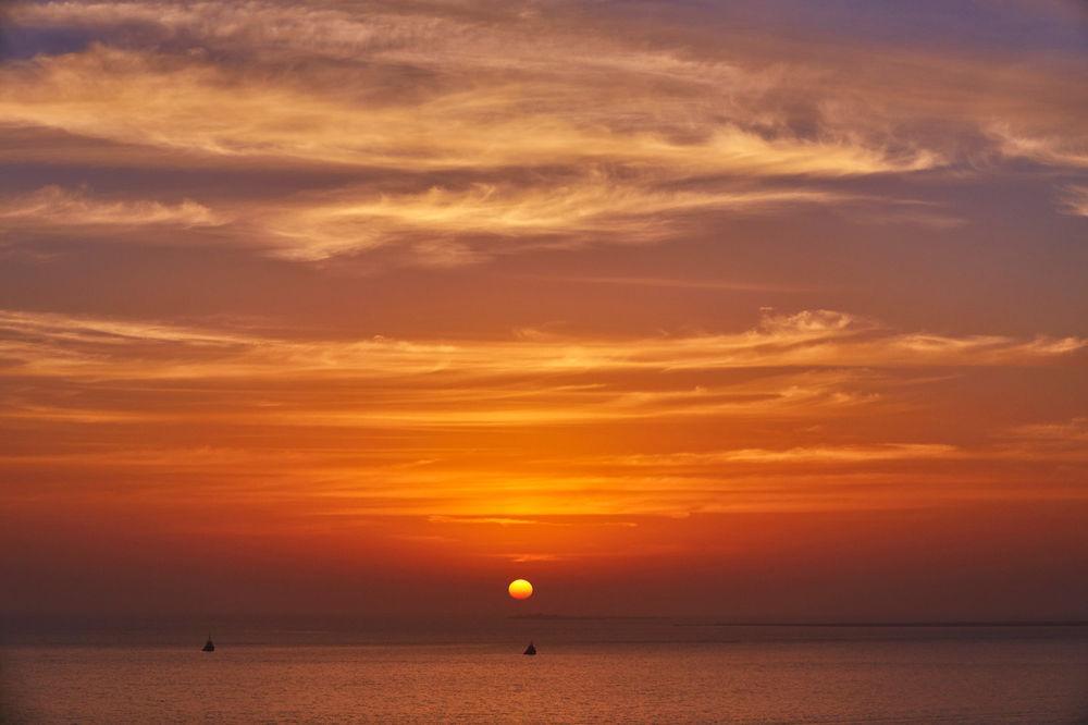 Four Seasons Hotel Doha Exterior foto Sunset over the Gulf of Naples