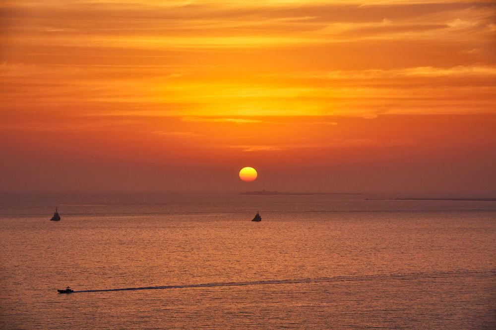 Four Seasons Hotel Doha Exterior foto Sunset over the Gulf of Naples