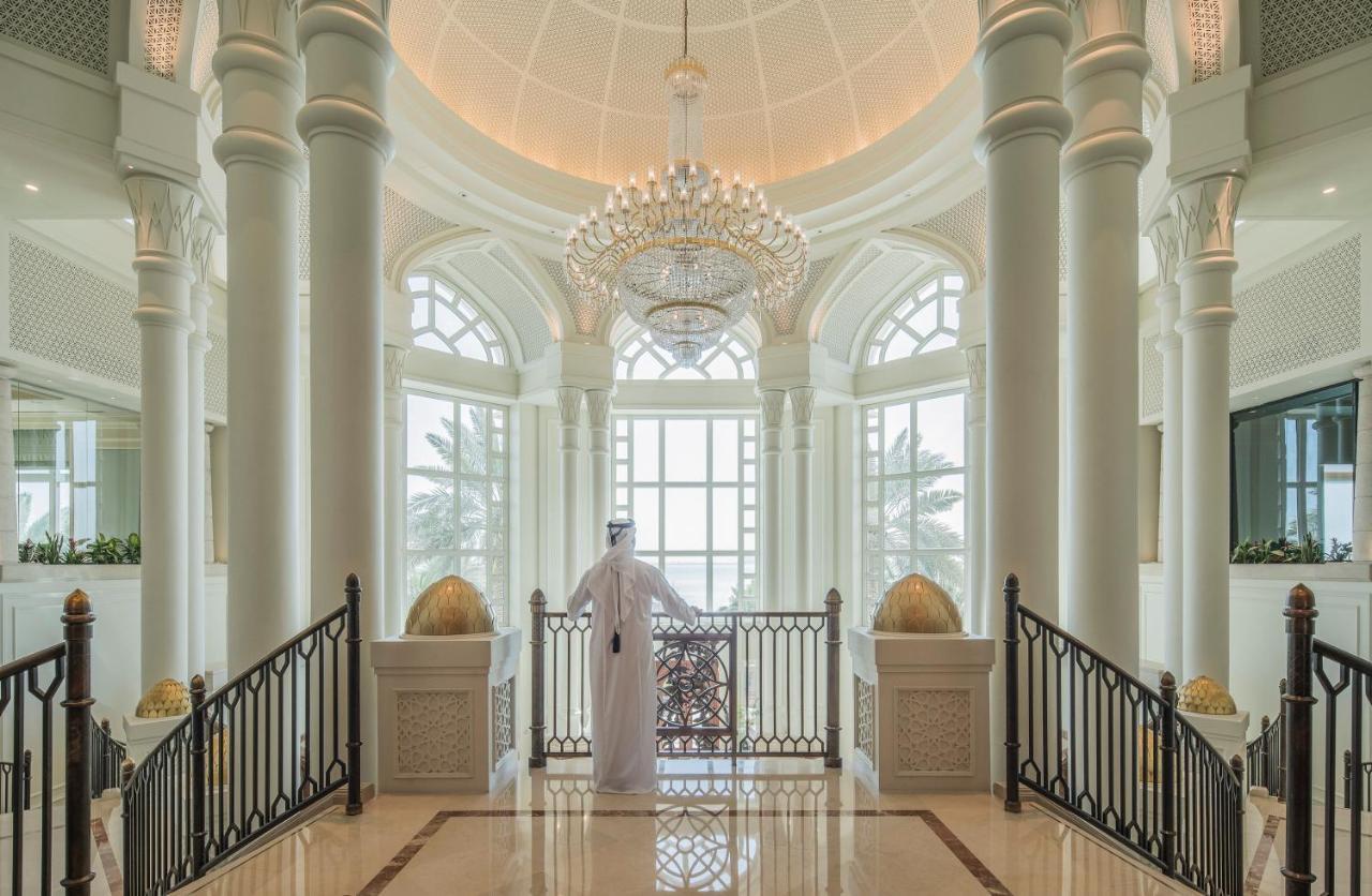 Four Seasons Hotel Doha Exterior foto The hotel's lobby