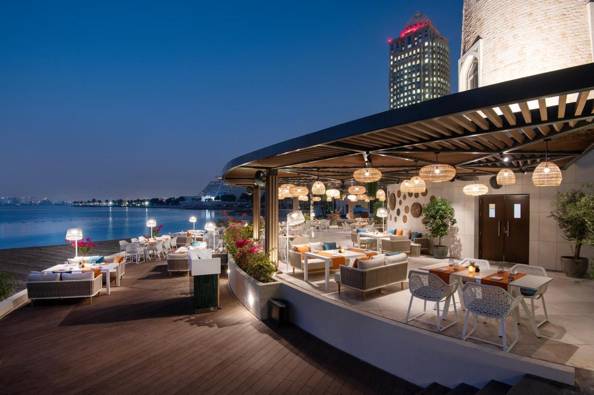 Four Seasons Hotel Doha Exterior foto The Deck