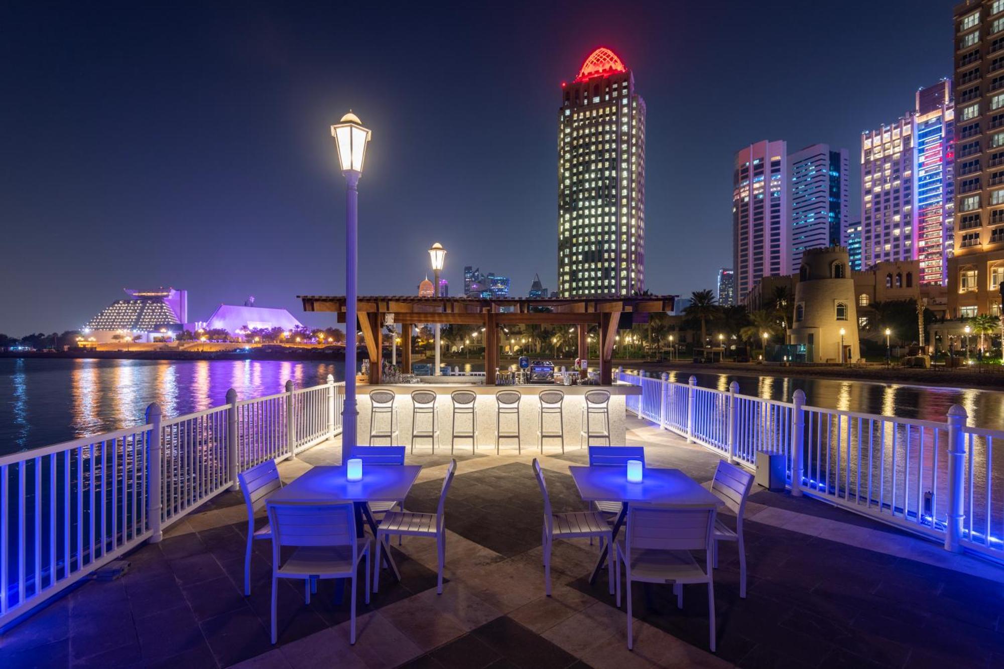 Four Seasons Hotel Doha Exterior foto The Portside Pier at night