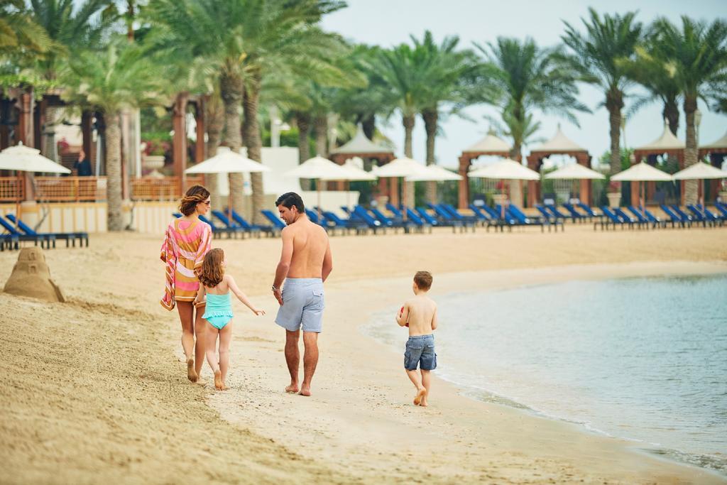 Four Seasons Hotel Doha Exterior foto Family on the beach at Jumeirah Beach Hotel