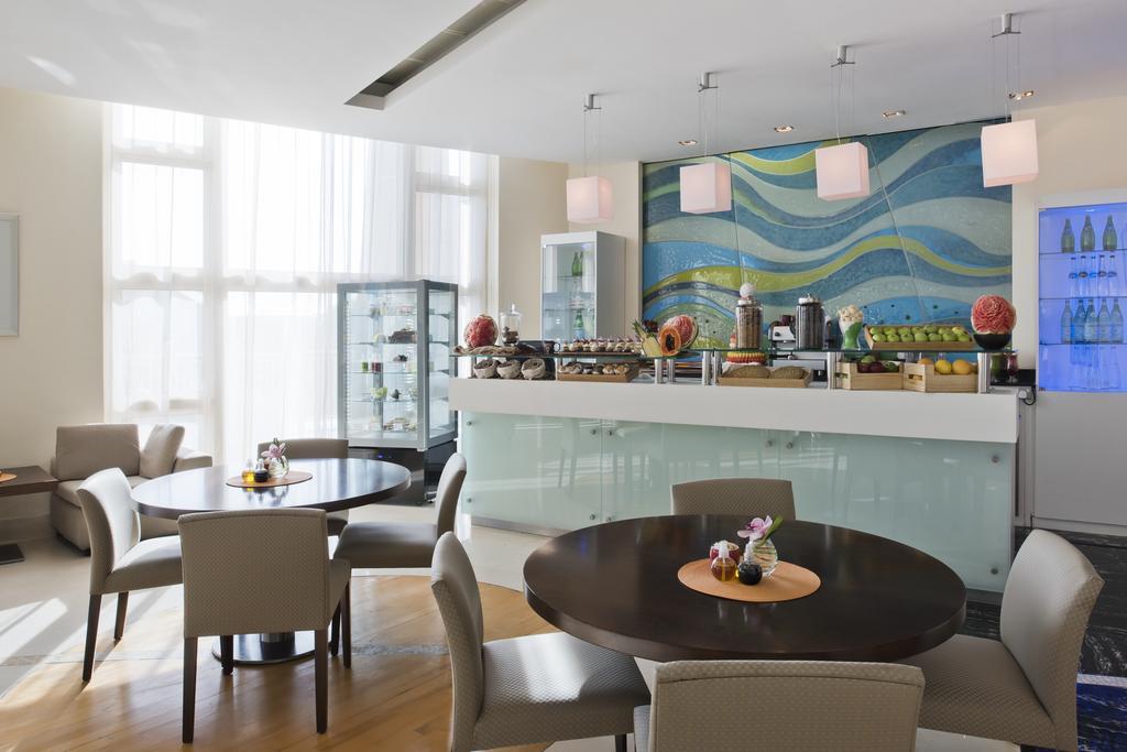 Four Seasons Hotel Doha Exterior foto The Club Lounge at the airport